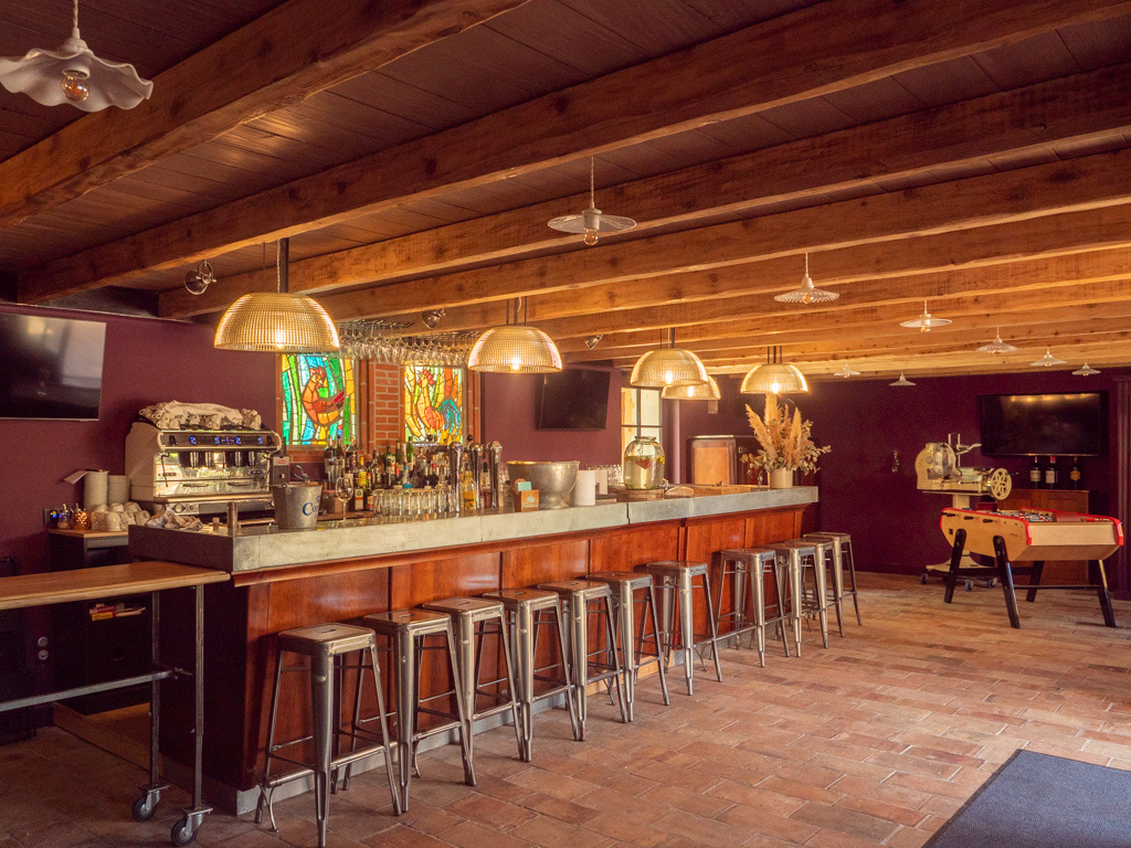 Photo d'un bar en bois avec des poutres au plafond