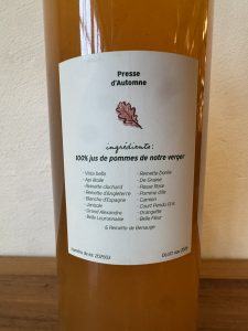 Étiquette d'une bouteille de jus de pomme artisanal