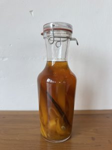 Jolie bouteille de rhum arrangé avec une belle gousse de vanille à l'intérieur