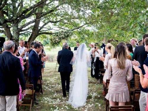Photo d'une mariée avançant vers son futur époux lors d'une cérémonie de mariage dans la nature